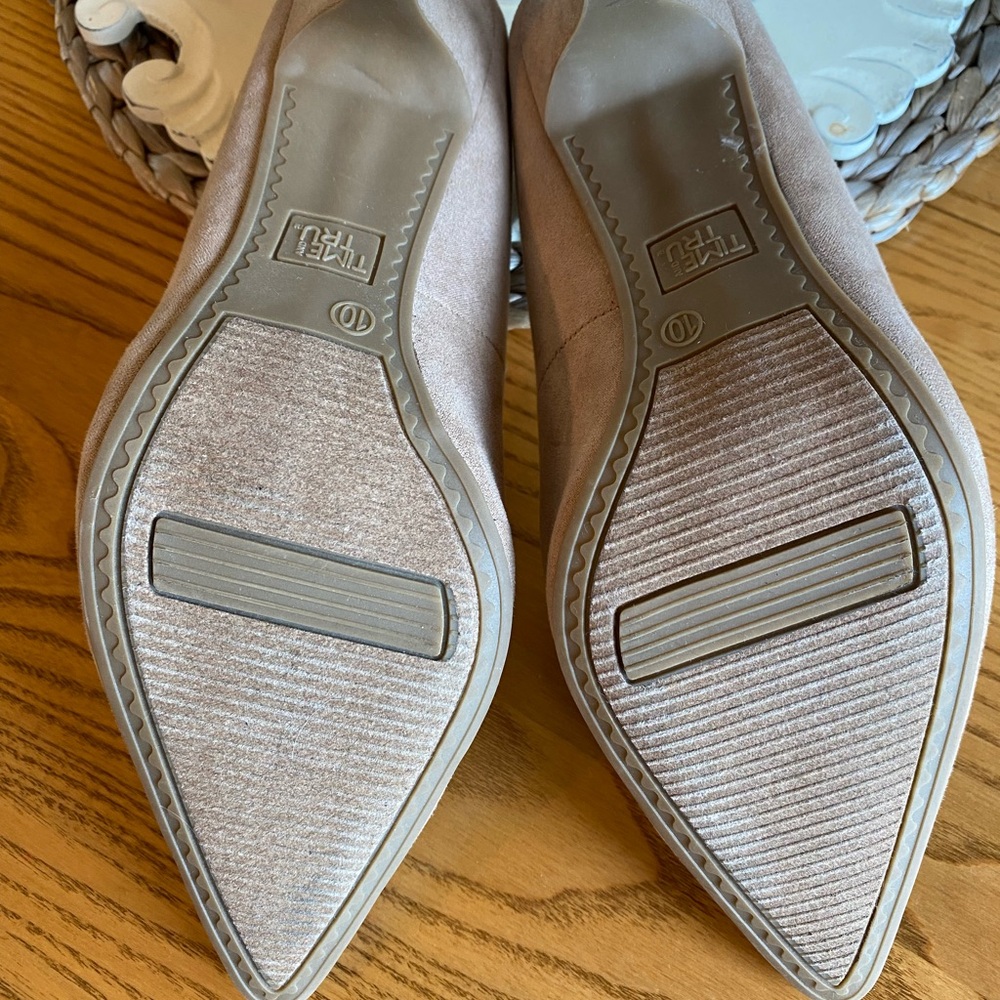 Time and Tru Pointed-Toe Pumps in Light Taupe - Picture 4 of 5